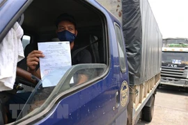 Một tài xế có kết quả âm tính khi xét nghiệm nhanh tại chốt kiểm soát trạm thu phí cao tốc Pháp Vân-Cầu Giẽ. (Ảnh: Thành Đạt/TTXVN)