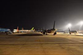 Máy bay của các hãng hàng không đắp chiếu tại sân bay Nội Bài do ảnh hưởng của dịch COVID-19. (Ảnh: CTV/Vietnam+)