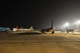 Sân bay Nội Bài tận dụng cả các đường lăn, sân đỗ để các hãng có vị trí đỗ tàu bay. (Ảnh: CTV/Vietnam+)