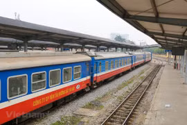 Ngành đường sắt tiếp tục giảm thêm giá vé tàu hỏa để người dân về quê đón Tết. (Ảnh: Minh Sơn/Vietnam+)