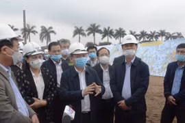 Bộ trưởng Bộ Giao thông Vận tải cùng đoàn công tác kiểm tra tiến độ thi công dự án thành phần cao tốc Bắc Nam phía Đông, đoạn Cao Bồ-Mai Sơn và Mai Sơn-Quốc lộ 45. (Ảnh: Việt Hùng/Vietnam+)