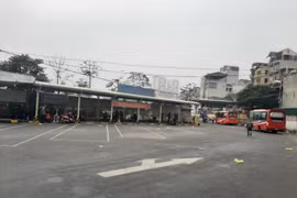 Dù gần về cuối giờ chiều nhưng chỉ lác đác có vài xe khách vào bến Giáp Bát. (Ảnh: PV/Vietnam+)