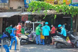 Shipper và phải có được tiêm 1 mũi vaccine và xét nghiệm COVID-19 khi vận chuyển mới có thể hoạt động trở lại tại Hà Nội. (Ảnh: Khánh Hương/Vietnam+)