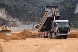 Nhà thầu thi công một đoạn tuyến cao tốc Bắc-Nam. (Ảnh: Việt Hùng/Vietnam+)