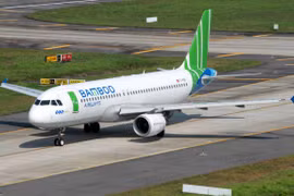 Máy bay Airbus A320NEO của Bamboo Airways hạ cánh xuống sân bay Tuy Hoà. (Ảnh: CTV/Vietnam+)