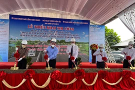 Lãnh đạo Bộ Giao thông Vận tải và 2 tỉnh Hậu Giang, Sóc Trăng tổ chức ra quân thi công dự án cải tạo, nâng cấp Quốc lộ 1A. (Ảnh: CTV/Vietnam+)