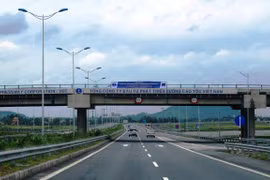Phương tiện lưu thông trên tuyến đường Nội Bài-Lào Cai của VEC. (Ảnh: Việt Hùng/Vietnam+)