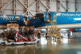 Máy bay đang được bảo dưỡng định kỳ tại sân bay Nội Bài. (Ảnh: Việt Hùng/Vietnam+)