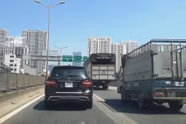 Phương tiện lưu thông trên tuyến đường vành đai 3 Hà Nội. (Ảnh: Việt Hùng/Vietnam+)