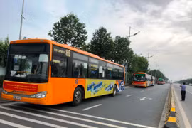 Transerco đã triển khai những chuyến xe đầu tiên đưa đón công dân từ sân bay Nội Bài đến các khu cách ly tập trung đối với những người dân từ các địa phương có dịch về Hà Nội. (Ảnh: CTV/Vietnam+)