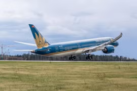 Vietnam Airlines hỗ trợ 100% chi phí tiêm vaccine COVID-19 cho toàn bộ công nhân viên. (Ảnh: CTV/Vietnam+)