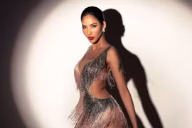 [Photo] Á hậu Hoàng Thùy thần thái quyến rũ chào sân Miss Universe