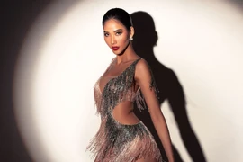 [Photo] Á hậu Hoàng Thùy thần thái quyến rũ chào sân Miss Universe