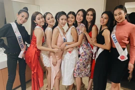 Tường San (thứ 2 từ trái qua) trong hậu trường tập luyện trước thềm chung kết cùng các thí sinh. (Ảnh: NVCC/Vietnam+)