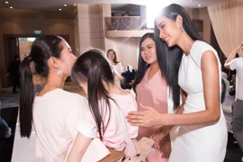 Hoàng Thùy luôn đồng hành cùng các bệnh nhi. (Ảnh: Quang Đức/Vietnam+)