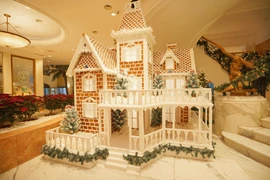 Ngôi nhà bánh gừng truyền thống khổng lồ ở khách sạn Hà Nội Deawoo. (Ảnh: CTV/Vietnam+)