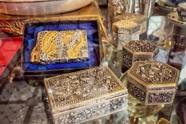 [Photo] Làng chạm bạc Đồng Xâm: 600 năm vẫn vang tiếng đục, hàn...