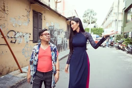 Hoàng Thùy đưa huấn luyện viên người Philippines đi khám phá Sài Gòn