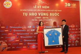 Ông Nguyễn Quốc Kỳ, Chủ tịch Liên đoàn Quần vợt Việt Nam nhận quà từ hãng Babolat Việt Nam. (Ảnh: CTV/Vietnam+)