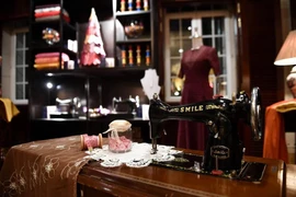 Không gian “xưởng may thủ công” L’Atelier du Metropole. (Ảnh: CTV/Vietnam+)