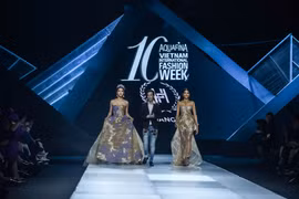Hoa hậu Lương Thùy Linh làm vedette show diễn nhà thiết kế Hoàng Hải