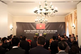 Cán bộ, nhân viên Đại sứ quán, cộng đồng người Việt, các hội đoàn và hội lưu học sinh tại Đức viếng nguyên Thủ tướng Phan Văn Khải. (Ảnh: Thanh Bình/TTXVN)