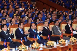 Thủ tướng Nguyễn Xuân Phúc (thứ ba từ trái sang) và các trưởng đoàn tham dự phiên họp. (Ảnh: TTXVN)