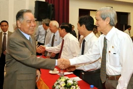 Nguyên Thủ tướng Phan Văn Khải với các đại biểu dự buổi lễ kỷ niệm 70 năm Ngày thành lập TTXVN và 55 năm Ngày thành lập Thông tấn xã Giải phóng được tổ chức tại Cơ quan TTXVN khu vực phía Nam. (Ảnh: Mạnh Linh/TTXVN)