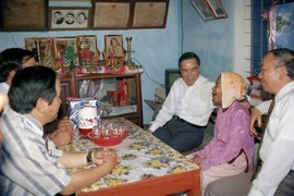 Thủ tướng Phan Văn Khải thăm và tặng quà Bà mẹ Việt Nam Anh hùng Phạm Thị Đầy ở xã Bình Thạnh, huyện Bình Sơn, Quảng Ngãi có 3 con là liệt sĩ, trong chuyến thăm và làm việc với tỉnh Quảng Ngãi, ngày 8/3/1998. (Ảnh minh họa: Thế Thuần/TTXVN)