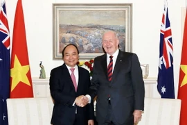 Thủ tướng Nguyễn Xuân Phúc chào xã giao Toàn quyền Australia Peter Cosgrove. (Ảnh: Thống Nhất/TTXVN)
