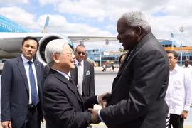 Đồng chí Esteban Lazo Henández, Ủy viên Bộ Chính trị, Chủ tịch Quốc hội Cuba đón Tổng Bí thư Nguyễn Phú Trọng. (Ảnh : Trí Dũng/ TTXVN)