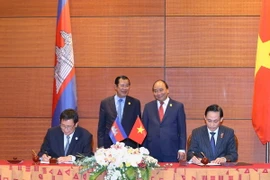 Hai Thủ tướng chứng kiến Lễ ký Biên bản cuộc họp giữa Chủ tịch Ủy ban liên hợp phân giới cắm mốc biên giới đất liền Việt Nam-Campuchia. (Ảnh: TTXVN)