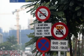 Biển cấm xe hợp đồng dưới 9 chỗ được cắm trên các tuyến phố. (Ảnh: Huy Hùng/TTXVN)