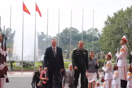 Thượng tướng Bế Xuân Trường đón ông Vladimir Nikolaevich Drozhzhov, Phó giám đốc Cơ quan Liên bang về hợp tác Kỹ thuật quân sự Nga. (Ảnh: Minh Khánh/TTXVN)