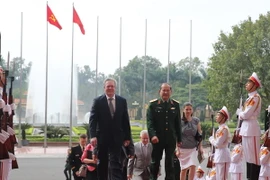 Thượng tướng Bế Xuân Trường đón ông Vladimir Nikolaevich Drozhzhov, Phó giám đốc Cơ quan Liên bang về hợp tác Kỹ thuật quân sự Nga. (Ảnh: Minh Khánh/TTXVN)