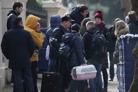 Các nhà ngoại giao Nga và gia đình rời Đại sứ quán Nga ở London, Anh ngày 20/3. (Nguồn:AFP/TTXVN)