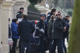 Các nhà ngoại giao Nga và gia đình rời Đại sứ quán Nga ở London, Anh ngày 20/3. (Nguồn: AFP/TTXVN)