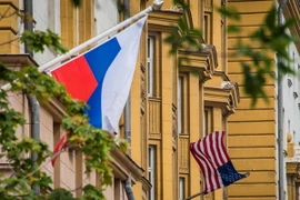 Quốc kỳ Nga (trái) và quốc kỳ Mỹ tại sứ quán Mỹ ở Moskva ngày 31/7/2017. (Nguồn: AFP/TTXVN)