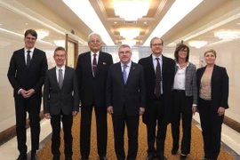 Chủ tịch Ủy ban Olympic quốc tế (IOC) Thomas Bach (ảnh, giữa) đang ở thăm Triều Tiên. (Nguồn: Yonhap/TTXVN)