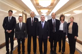 Chủ tịch Ủy ban Olympic quốc tế (IOC) Thomas Bach (ảnh, giữa) đang ở thăm Triều Tiên. (Nguồn: Yonhap/TTXVN)