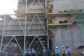 Lực lượng chức năng khám nghiệm hiện trường, làm rõ nguyên nhân vụ cháy. (Ảnh: Phúc Sơn/TTXVN)