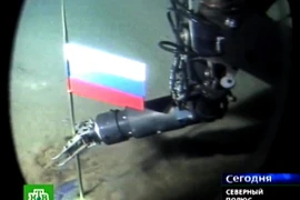 Cánh tay robot của tàu lặn siêu nhỏ Mir-1 cắm cờ Liên bang Nga ở đáy Bắc cực, dưới độ sâu 4261m, ngày 3/8/2007. (Nguồn: AFP/ TTXVN)