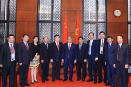 Thủ tướng Nguyễn Xuân Phúc chụp ảnh chung với lãnh đạo 4 tỉnh của Trung Quốc. (Ảnh: TTXVN)