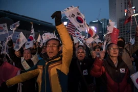 Hàng chục nghìn người Hàn Quốc xuống đường ở thủ đô Seoul biểu tình phản đối Tổng thống Park Geun-Hye ngày 4/3/2017. (Nguồn: AFP/TTXVN)