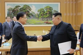 Nhà lãnh đạo Kim Jong-un (phải) và đặc phái viên của Tổng thống Hàn Quốc, ông Chung Eui-yong (trái) trong cuộc gặp tại Bình Nhưỡng ngày 5/3. (Nguồn: YONHAP/TTXVN)