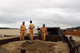 Tàu hút cát trái phép trên sông Thu Bồn bị lực lượng công an tạm giữ. (Ảnh: Đỗ Trưởng/TTXVN)