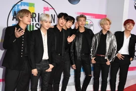 Ban nhạc BTS tại Lễ trao giải âm nhạc Mỹ ở Los Angeles, California ngày 19/11/2017. (Nguồn: AFP/TTXVN)