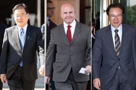 Giám đốc Văn phòng An ninh quốc gia của Phủ tổng thống Hàn Quốc, ông Chung Eui-yong (trái) và người đồng cấp Mỹ H.R. McMaster (giữa) và Nhật Bản Shotaro Yachi (phải). (Nguồn: Yonhap/TTXVN)