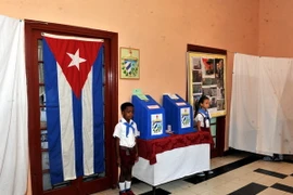 Một phòng bỏ phiếu có hai hòm phiếu riêng biệt: bầu Đại biểu Quốc hội (giấy xanh), bầu đại biểu Hội đồng nhân dân cấp tỉnh (giấy trắng) và 2 góc kín cho cử tri viết phiếu. (Ảnh: Lê Hà/TTXVN)