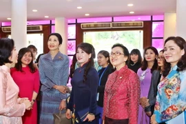 Bà Trần Nguyệt Thu, Phu nhân Thủ tướng Chính phủ Nguyễn Xuân Phúc và Phu nhân các Trưởng đoàn tham quan Bảo tàng Phụ nữ Việt Nam. (Ảnh: TTXVN)